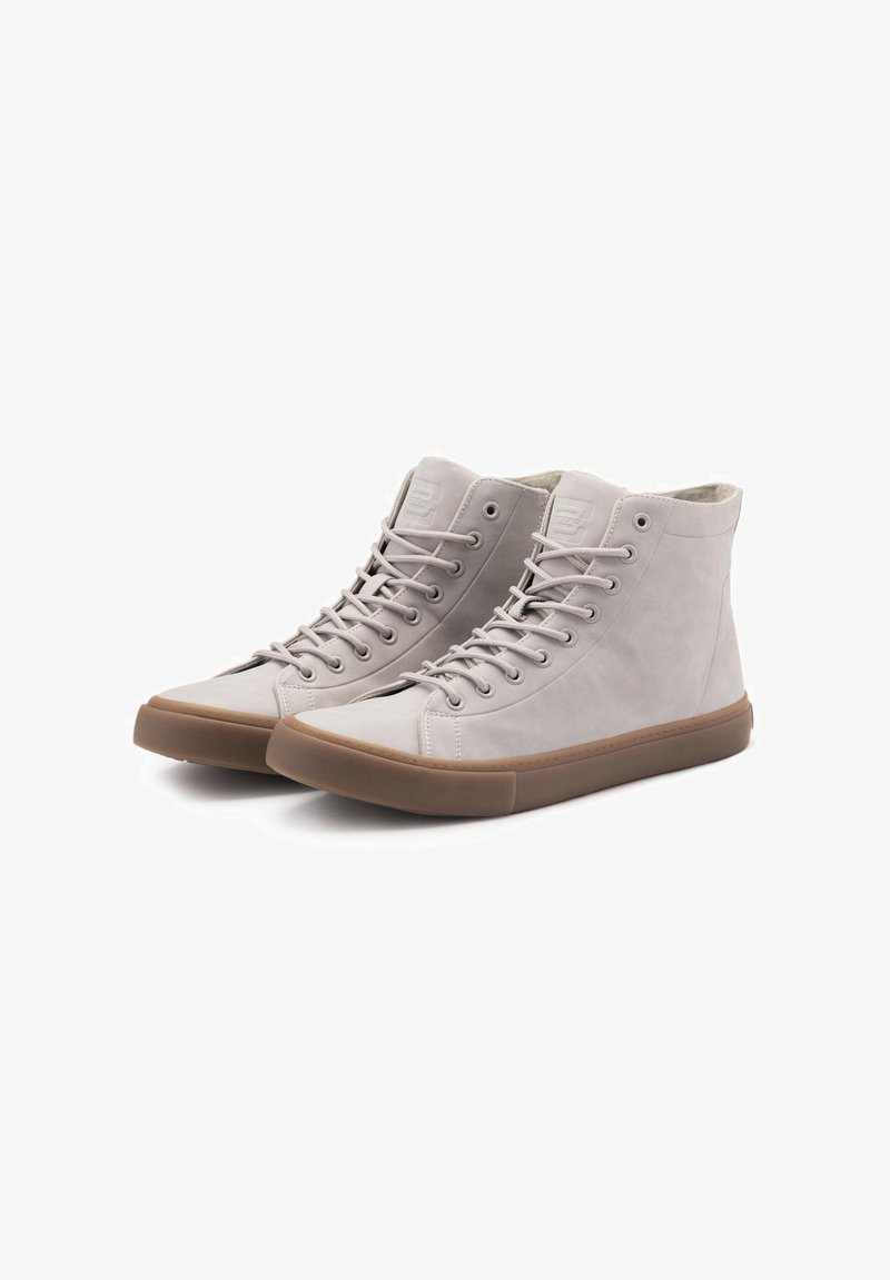 Sneaker alte in suede grigio con finitura testurizzata, dotate di lacci piatti, punta rotonda e suola in gomma marrone chiaro.