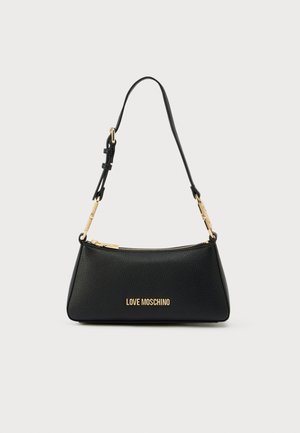 Crna kožna torba za ruku okruglog oblika, teksturirane površine i zlatno obojanim patentnim zatvaračem. Ima remen za rame i logo "LOVE MOSCHINO".