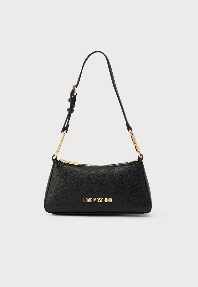 Μαύρη δερμάτινη τσάντα χειρός με στρογγυλεμένη μορφή, υφή επιφάνειας, και φερμουάρ σε χρυσό τόνο. Διαθέτει ιμάντα ώμου και το λογότυπο "LOVE MOSCHINO".