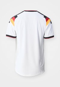Maillot de sport blanc à manches courtes avec des accents noirs, rouges et jaunes sur les épaules et une bordure noire aux extrémités des manches et au col.