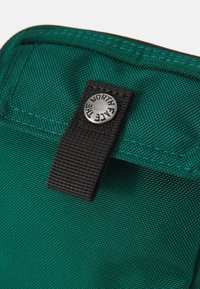 The North Face REDBOX SMALL CARRY BAG UNISEX - Axelremsväska - hunter green