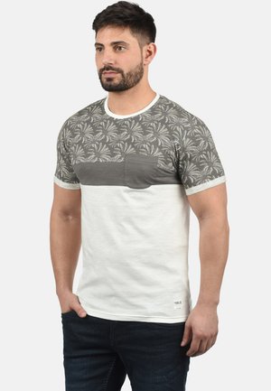 Kortærmet T-shirt i lys grå og hvid med et mønstret topafsnit, solid grå vandret stribe og en brystlomme.
