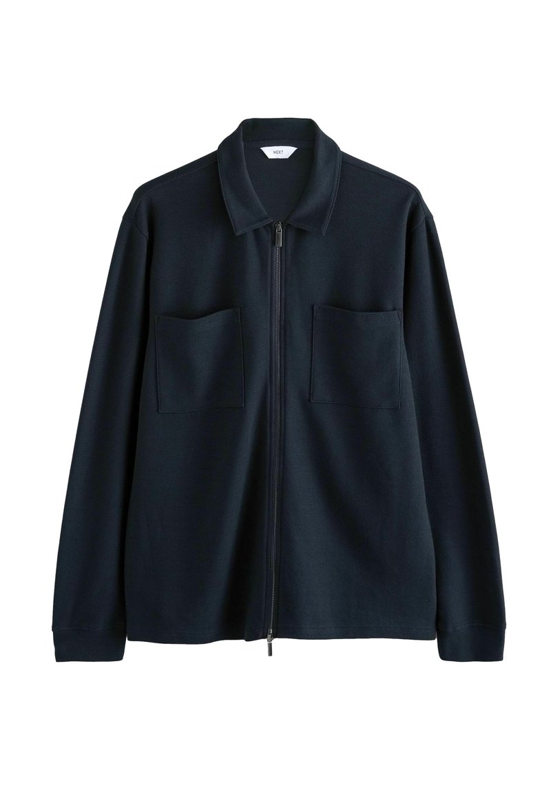 Jachetă navy cu fermoar, realizată dintr-un material texturat, având două buzunare frontale și un design clasic al gulerului.