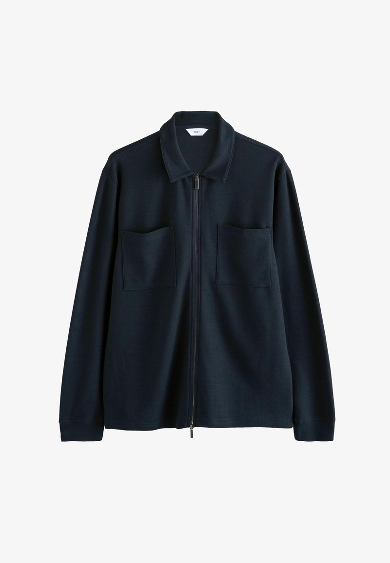 Jachetă navy cu fermoar, realizată dintr-un material texturat, având două buzunare frontale și un design clasic al gulerului.