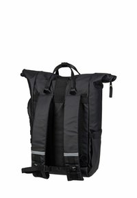 Zwarte rolltop rugzak gemaakt van duurzaam stof, met gewatteerde schouderbanden, een handvat aan de bovenkant en reflecterende accenten voor zichtbaarheid.