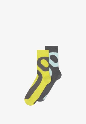 To sæt af ankelstrømper: et gult sæt med store grå mønstre og et andet mørkegrå sæt med lyseblå accenter. Blandingsstof af bomuld, ribbet tekstur.