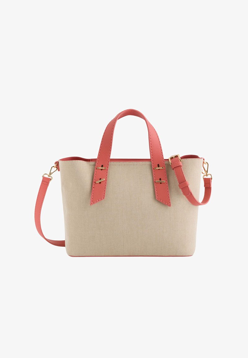 Sac fourre-tout en toile beige avec des poignées et une sangle en cuir corail. Doté de quincaillerie en ton doré et d'une surface texturée. Forme rectangulaire compacte.