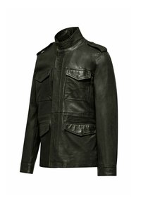 Giacca di pelle verde scuro con colletto alto, spalline sulle spalle e due tasche a pattina sul davanti, con una texture liscia.