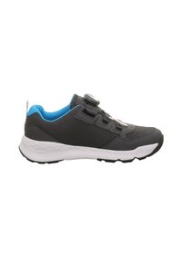 Scarpa atletica grigia con accenti blu, dotata di una tomaia traspirante, chiusura a toggle rotondo, suola testurizzata e design leggero.