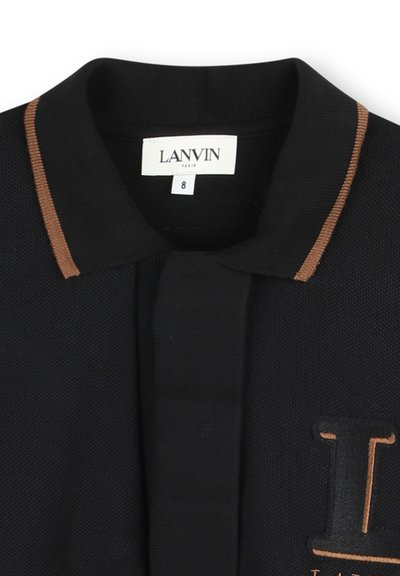 Czarny polo z teksturowanym splotem, ozdobiony brązowym prążkowanym kołnierzykiem i haftowanym logo "L". Metka głosi "LANVIN, Paryż." Rozmiar 8.