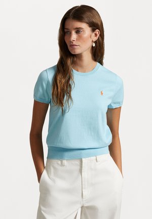 Helles blaues Strick-T-Shirt mit kurzen Ärmeln, geripptem Halsausschnitt und tailliertem Saum, ausgestattet mit einem bestickten orangen Logo auf der Brust.