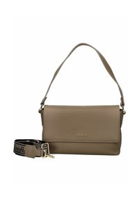 Sac à main en cuir taupe avec une fermeture rabat et une sangle noire détachable imprimée du nom de la marque en beige.