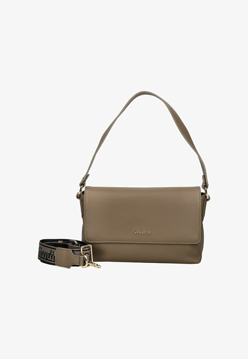 Sac à main en cuir taupe avec une fermeture rabat et une sangle noire détachable imprimée du nom de la marque en beige.