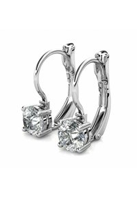 Orecchini a cerchio in argento con una finitura lucida, impreziositi da grandi pietre di zirconia cubica trasparente incastonate in un design a quattro punte.