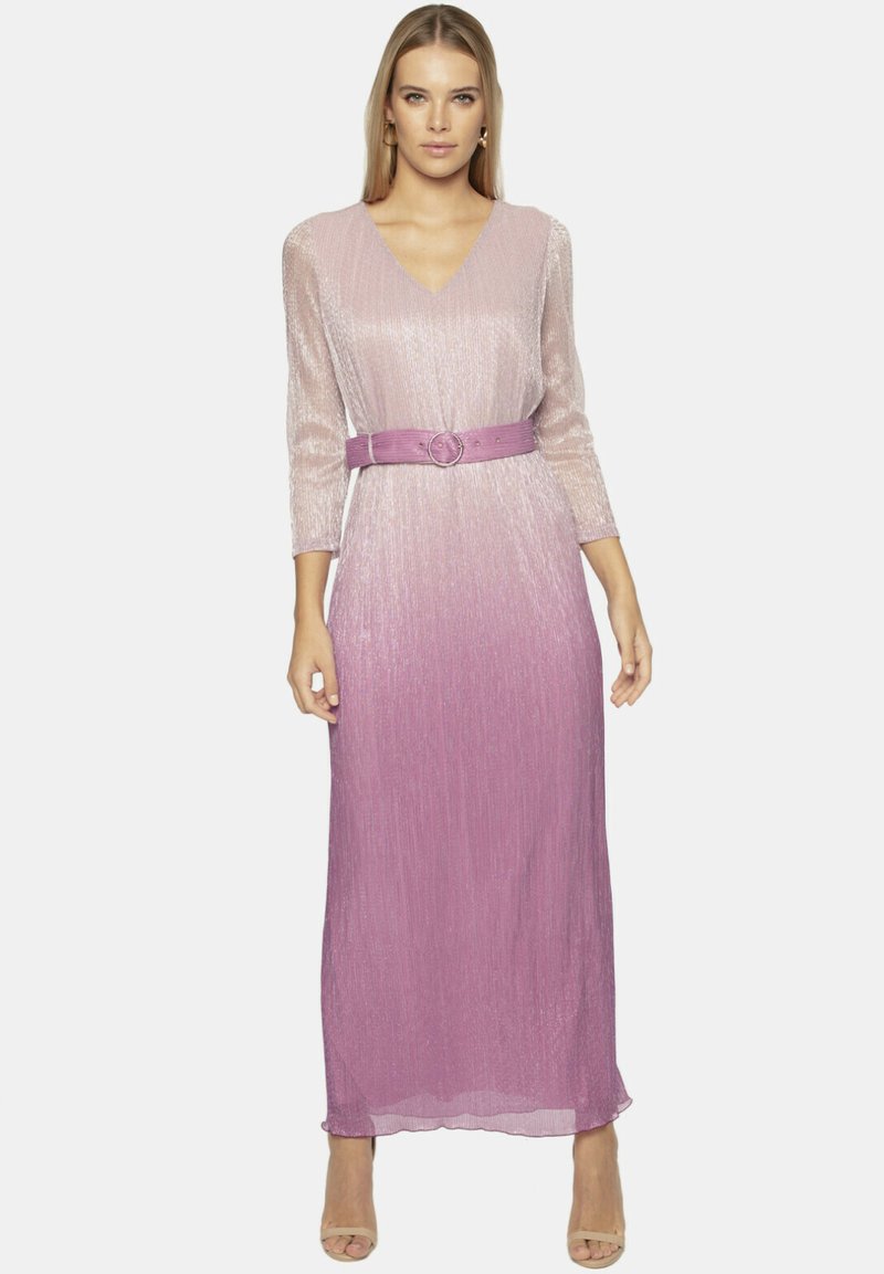 Długa, gradientowa sukienka w odcieniach różu, z dekoltem w kształcie litery V, długimi rękawami, wysmukloną talią z paskiem oraz lekko opadającym, teksturowanym materiałem.