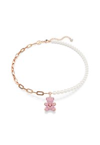 Colar de corrente em tom dourado com contas de pérola branca e um pendente de ursinho de pelúcia rosa, apresentando um acento em forma de coração e detalhes brilhantes.