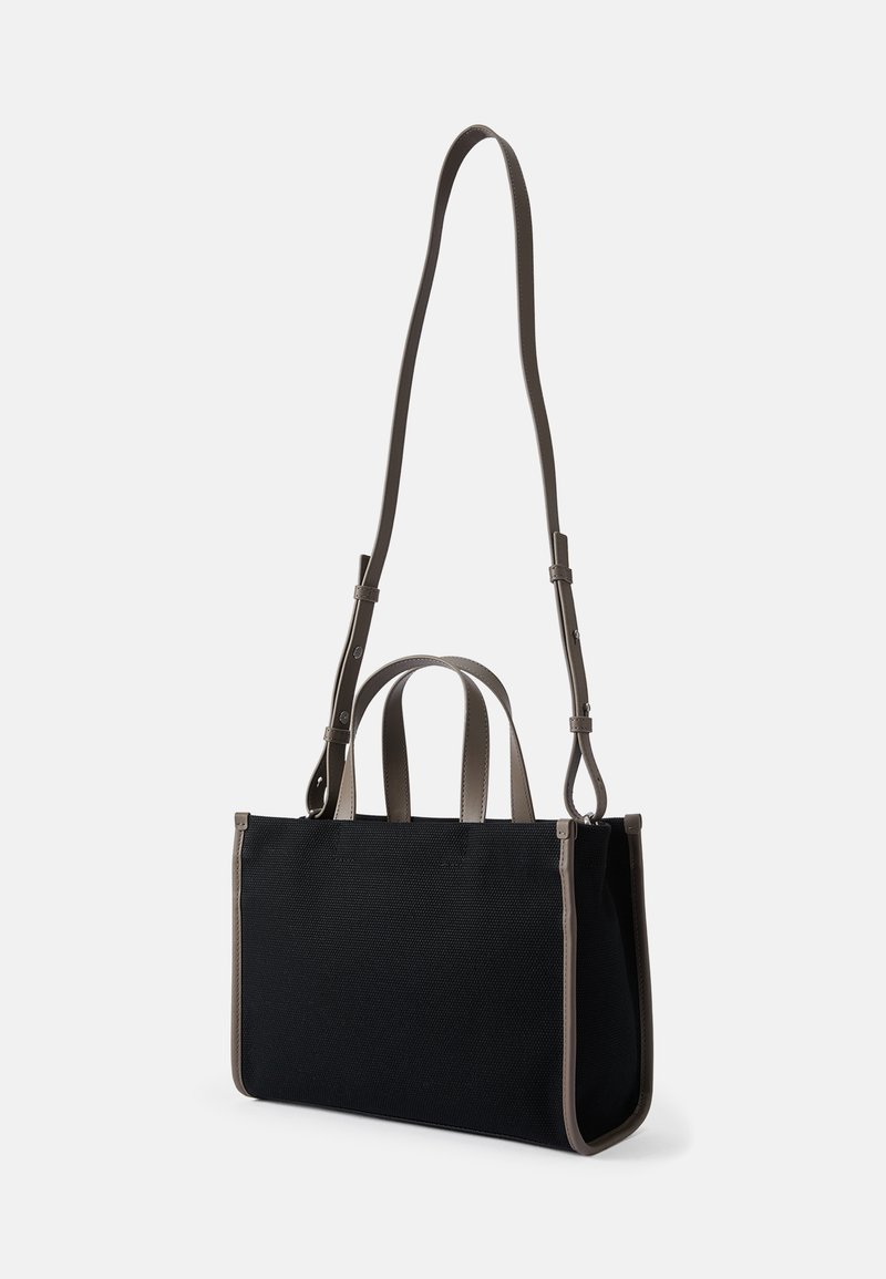 Borsa tote nera in tela con dettagli in pelle grigia, dotata di due manici superiori e una tracolla rimovibile. Forma rettangolare, texture liscia.