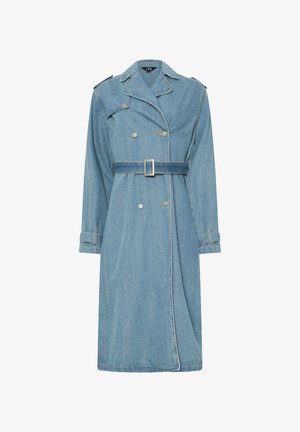 Denim-Trenchcoat in hellblau mit doppelreihiger Knopfleiste, tailliertem Gürtel, Schulterklappen und Handgelenkriemen. Glatte Textur, mittellanger Schnitt.