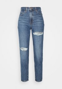 Jean en denim bleu taille haute avec des détails déchirés sur les deux genoux et une fermeture avant à boutons et fermeture éclair.