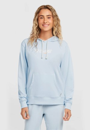 Svetlo modra jopa s kapuco iz mehke tkanine, z žepom spredaj in belim logotipom čez prsni koš.