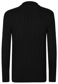 Pull noir en tricot avec un motif en torsade, manches longues, et un col et un ourlet côtelés. Texture lisse avec une couleur unie à travers tout le vêtement.