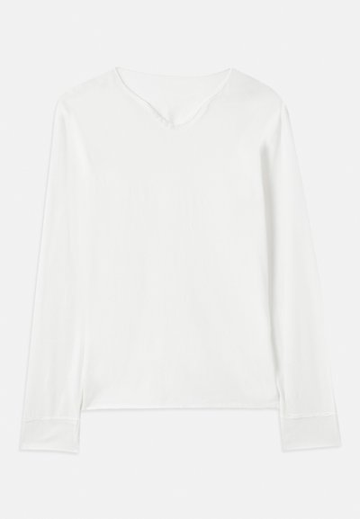 Haut à manches longues blanc avec un décolleté en V, texture douce et fentes sur les côtés. Présente un design simple sans embellissements ni motifs.
