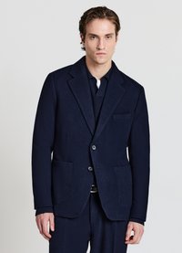 Marineblauer Wollblazer mit kanneliertem Revers, zwei Fronttaschen und einreihiger Knopfleiste. Glatte Textur und maßgeschneiderte Passform.