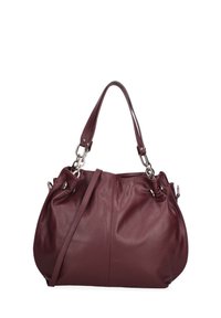 Bolso de mano de cuero burdeos con una textura suave, que cuenta con asas dobles, correa de hombro ajustable y acentos en tono plateado.