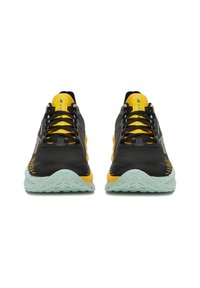 Crne tenisice za trčanje sa žutim detaljima, gornjište od teksturirane mrežice, reflektirajući detalji i svijetloplati gumeni potplat s uzorkom za prianjanje.