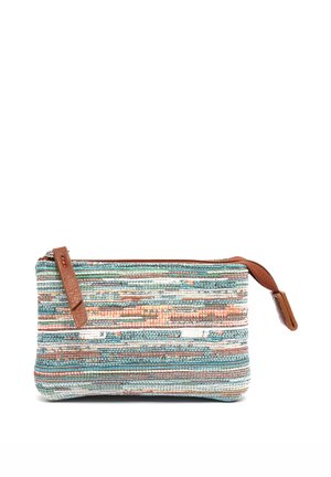 Pequeño estuche rectangular con un patrón tejido multicolor horizontal y tiradores de cremallera de cuero marrón sobre un fondo blanco.