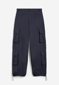 Marine cargo bukser har flere sidelommer, en elastisk talje og elastiske manchetter ved anklerne. Stoffet fremstår let og glat.