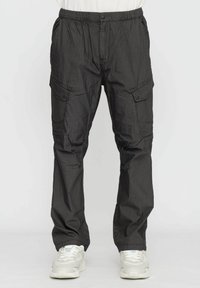 Pantaloni cargo neri con vita elastica, due tasche laterali e due tasche cargo. Realizzati in tessuto leggero con una texture liscia.