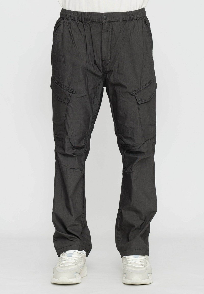 Pantaloni cargo neri con vita elastica, due tasche laterali e due tasche cargo. Realizzati in tessuto leggero con una texture liscia.