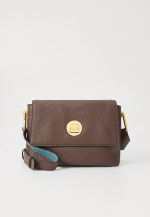 Borsa a tracolla in pelle marrone con superficie texturizzata, hardware dorato e una tracolla con accent blu. Presenta un risvolto anteriore e un dettaglio con logo.