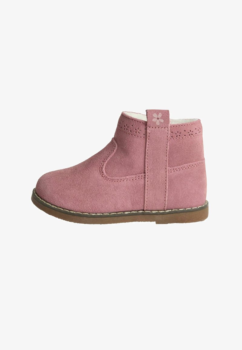 Bota de tobillo de ante rosa con un acabado texturizado, que presenta detalles perforados en la parte superior y una suela de goma marrón.