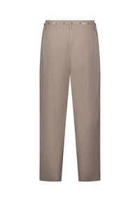 Pantalon beige à coupe droite, deux poches arrière et ceinture à pressions. Texture lisse et design ajusté. Convient à diverses occasions.