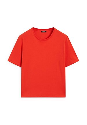 Rode katoenen T-shirt met een ronde hals en korte mouwen. Het ontwerp is eenvoudig en onopgemaakt, met een gladde, gelijkmatige textuur.