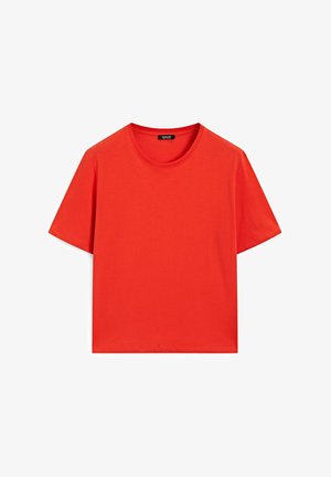 T-shirt di cotone rosso con scollatura rotonda e maniche corte. Il design è semplice e privo di decorazioni, con una texture liscia e uniforme.