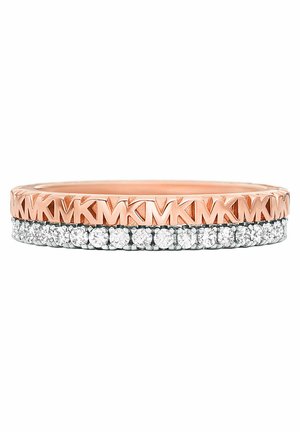 Anillo de banda de oro rosa con patrones grabados y una fila de piedras preciosas transparentes en la parte inferior. Acabado suave, forma redondeada.