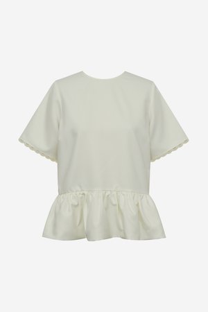 Λευκό μπλουζάκι με κοντά μανίκια με κυματοειδείς άκρες και σούρα στην πεπλουμ μέση, εμφανίζεται σε απλό φόντο.