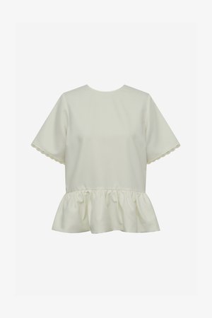 Λευκό μπλουζάκι με κοντά μανίκια με κυματοειδείς άκρες και σούρα στην πεπλουμ μέση, εμφανίζεται σε απλό φόντο.