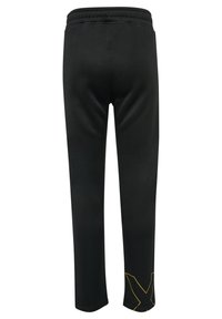 Zwarte sportbroek met een zwarte elastische tailleband, taps toelopende pijpen en een gele accentontwerp op de onderste linkerpijp. Gladde textuur.