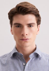 Camicia da uomo con bottoni caratterizzata da un motivo a quadri blu navy e bianchi, con colletto a punte e tessuto leggero.