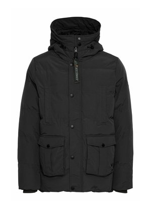 Chaqueta acolchada negra con capucha, botones a presión, dos bolsillos frontales y un acabado texturizado. Presenta una etiqueta colgante con el logotipo de la marca.