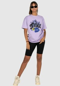 MJ Gonzales KISS X HEAVY OVERSIZED  - T-shirts med print - lilac