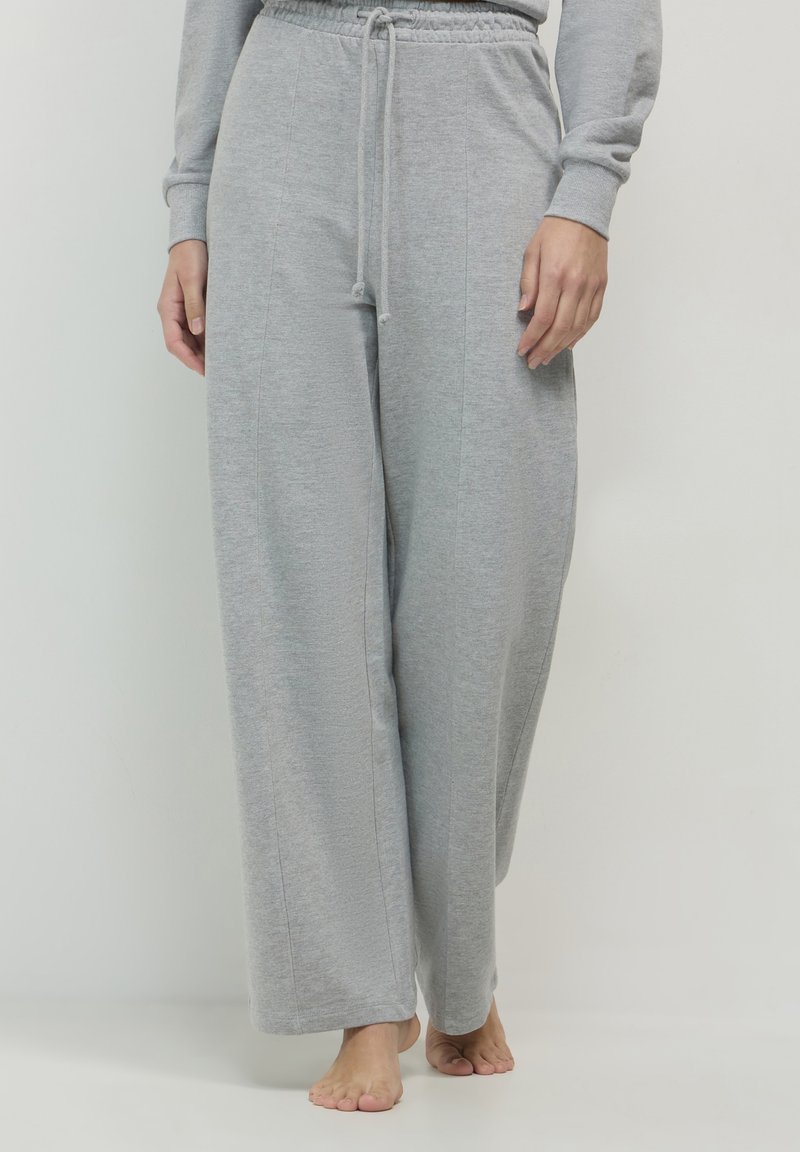 Helle graue, weit geschnittene Loungehosen aus weichem, strukturiertem Stoff mit elastischem Bund und verstellbarem Kordelzug. Keine sichtbaren Muster.