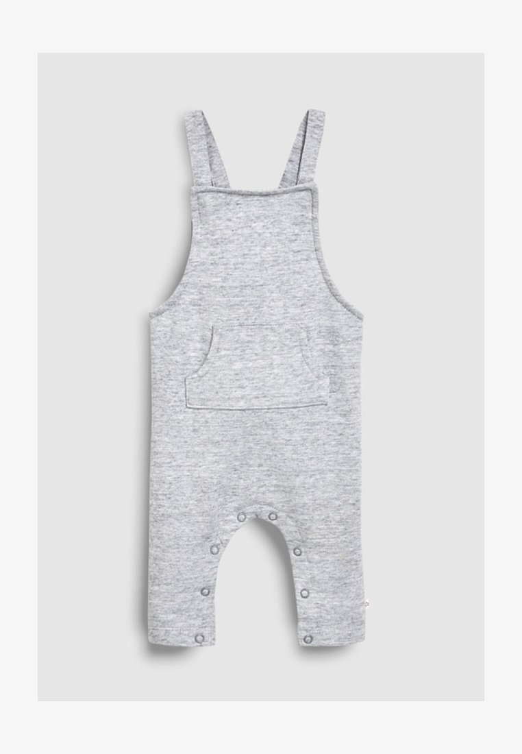 Combinaison bébé en tissu doux gris clair avec bretelles, poche kangourou à l’avant et boutons-pression le long de la couture intérieure pour un change facile.