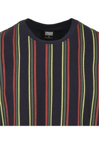 T-shirt marine avec des rayures verticales rouges, vertes et jaunes. Il présente un col rond et des manches courtes. Tissu en coton doux.