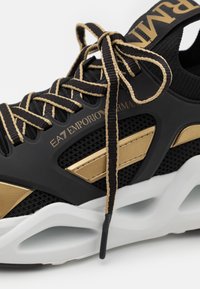 EA7 Emporio Armani INFINITY CAGE UNISEX - Sapatilhas - triple black/gold