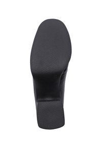 Suela de zapato negro de tacón alto con una superficie texturizada, forma redondeada y un tacón robusto. Tamaño marcado en el interior de la suela, mostrando elementos de diseño del calzado.